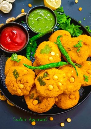 चना दाल वड़ा (मसालेदार) (Spicy yellow lentil Vada recipe in Hindi) रेसिपी मुख्य फोटो