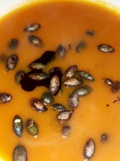Sütőtök-krémleves pirított tökmaggal recept fotója