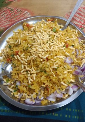 पोहा (poha recipe in hindi) रेसिपी मुख्य फोटो