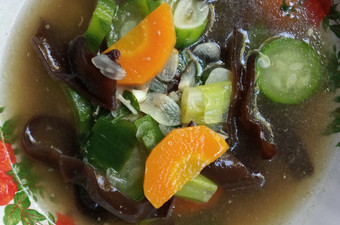 Anti Ribet, Buat Sup Jamur Kuping Kaldu Ayam Bahan Sederhana
