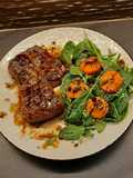 Top Sirloin black angus steak με σαλάτα και φιστίκι Αιγίνης