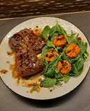 Top Sirloin black angus steak με σαλάτα και φιστίκι Αιγίνης