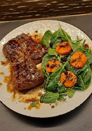 Φωτογραφία της συνταγής Top Sirloin black angus steak με σαλάτα και φιστίκι Αιγίνης