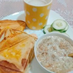 A picture of Toast bread and oat.
