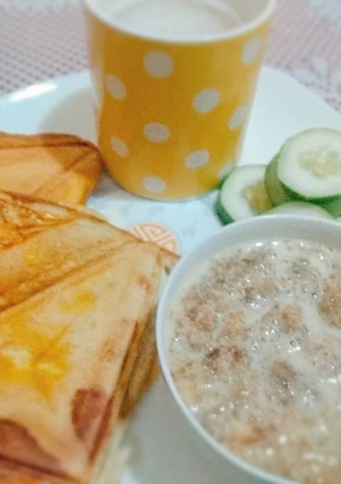 A picture of Toast bread and oat.