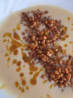 Una foto de Vichyssoise de coco con lentejas