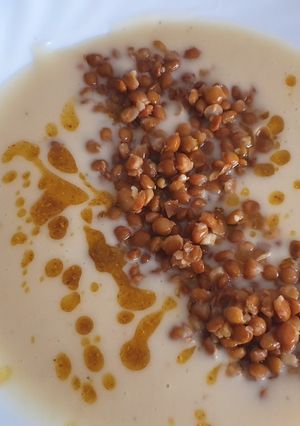 Una foto de Vichyssoise de coco con lentejas
