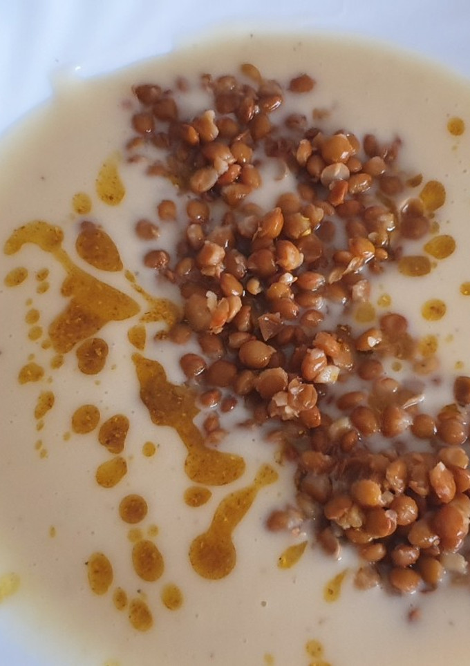 Una foto de Vichyssoise de coco con lentejas