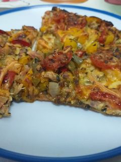 Una foto de Pizza de pollo, espinacas y más