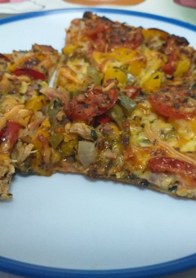Una foto de Pizza de pollo, espinacas y más