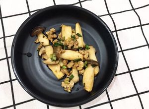 Hình của món NẤM ĐÙI GÀ NON XÀO THỊT BĂM (blw).