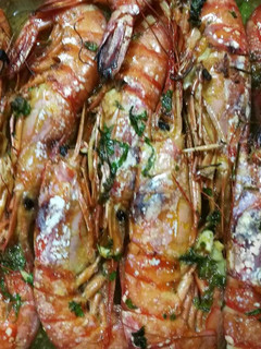 Una foto de Gambón en salsa de ron, ajo y perejil al horno