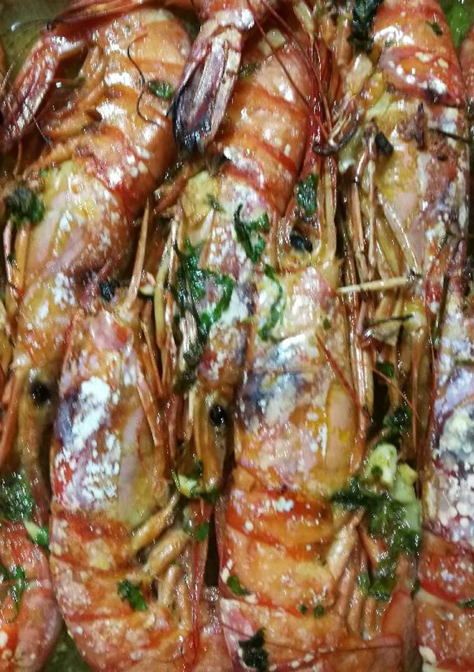Una foto de Gambón en salsa de ron, ajo y perejil al horno