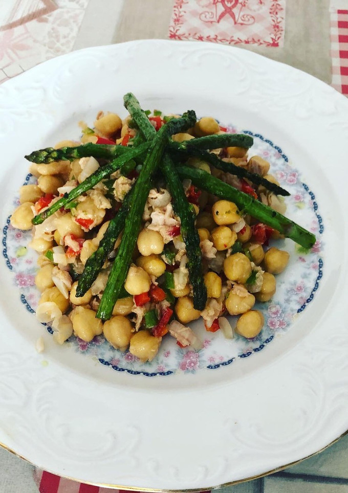 Una foto de Ensalada de garbanzos con espárragos salteados