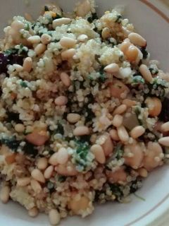 Una foto de Ensalada de garbanzos, quinoa y espinacas