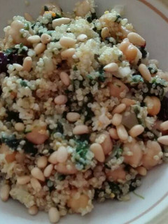 Una foto de Ensalada de garbanzos, quinoa y espinacas