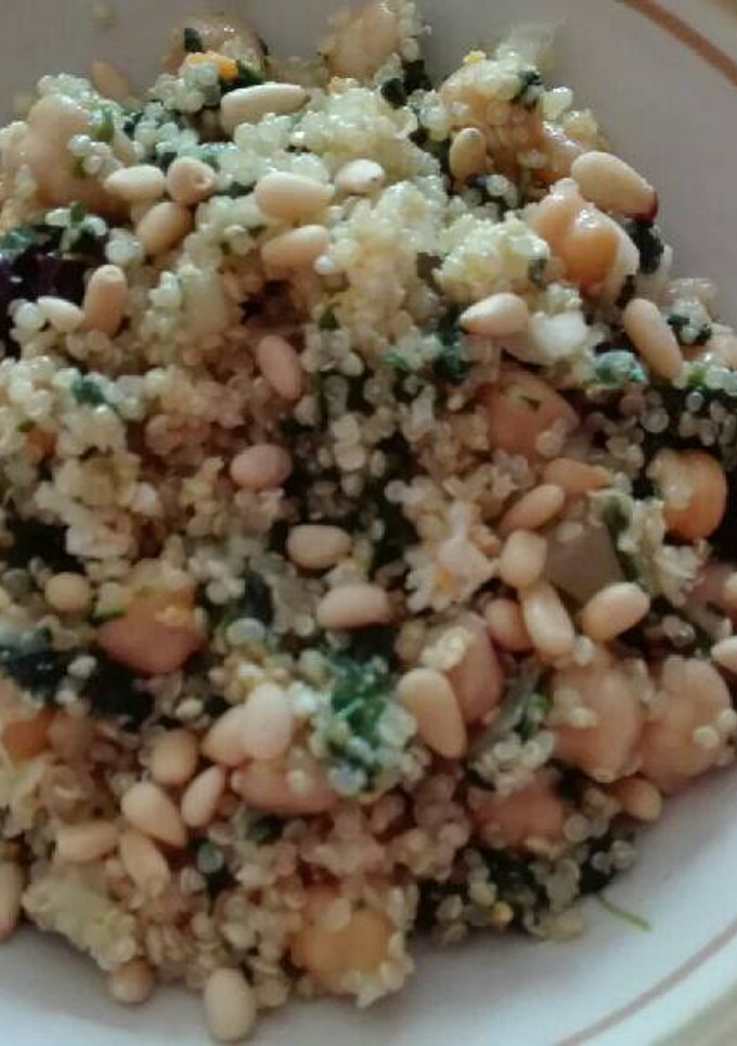 Una foto de Ensalada de garbanzos, quinoa y espinacas