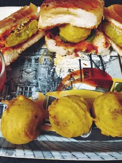 વડાપાઉં (Vada Pau Recipe in Gujarati) રેસીપી મુખ્ય ફોટો