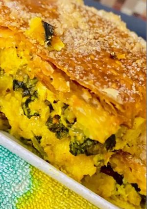 Una foto de EMPANADA XXL DE 🥬ACELGA🥬, 🥦COLIFLOR🥦 Y 🧅CEBOLLA🧅CARAMELIZADA CON 🧀🧀QUESO 🧀 🧀