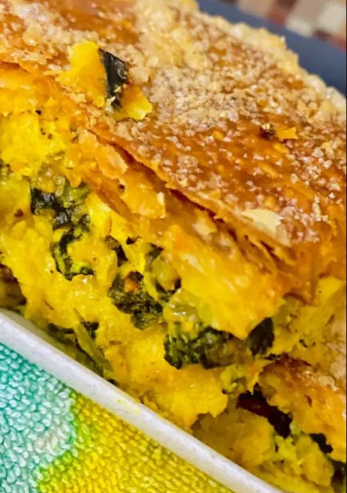 Una foto de EMPANADA XXL DE 🥬ACELGA🥬, 🥦COLIFLOR🥦 Y 🧅CEBOLLA🧅CARAMELIZADA CON 🧀🧀QUESO 🧀 🧀