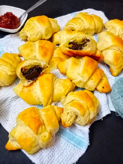 ઇઝી ચોકલેટ ક્રોસન્ટ (Chocolate croissant recipe in Gujarati) રેસીપી મુખ્ય ફોટો