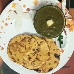 A picture of Saag with makke ke roti.