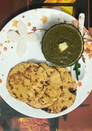 A picture of Saag with makke ke roti.