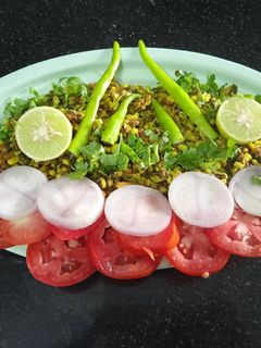 ફણગાવેલા મગ અને મઠ (Sprout Mag And Math Recipe In Gujarati) રેસીપી મુખ્ય ફોટો