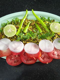 ફણગાવેલા મગ અને મઠ (Sprout Mag And Math Recipe In Gujarati) રેસીપી મુખ્ય ફોટો