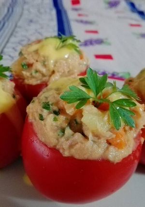 Una foto de Tomates rellenos con mayonesa hecha en casa