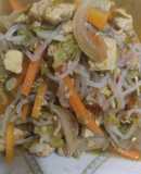 Salteado vegano de verduras y fideos konjac