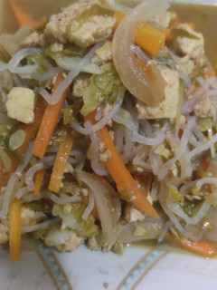 Una foto de Salteado vegano de verduras y fideos konjac