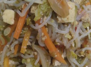 Una foto de Salteado vegano de verduras y fideos konjac