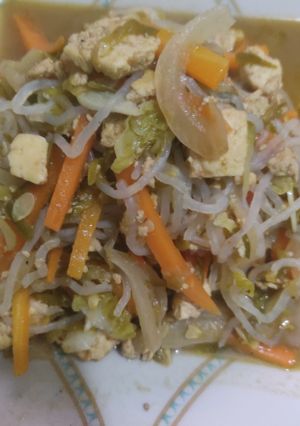 Una foto de Salteado vegano de verduras y fideos konjac