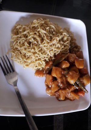 A picture of Noodles with potatoe sauce.