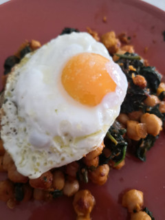 Una foto de Garbanzos con espinacas, sobrasada y huevo