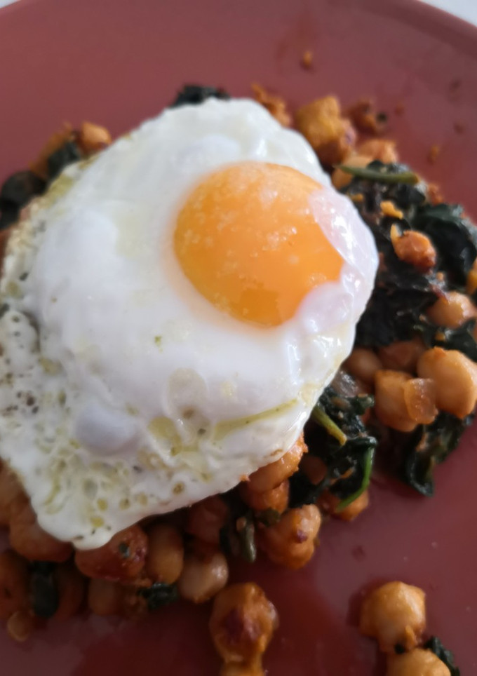 Una foto de Garbanzos con espinacas, sobrasada y huevo