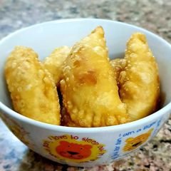 A picture of Ghughra or gujiya.