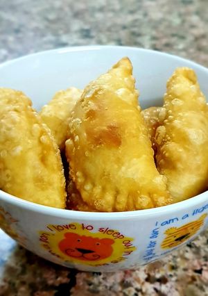 A picture of Ghughra or gujiya.