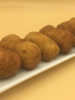 Una foto de Croquetas hechas de la carne del cocido😋 con bechamel ligera Thermomix😜😜