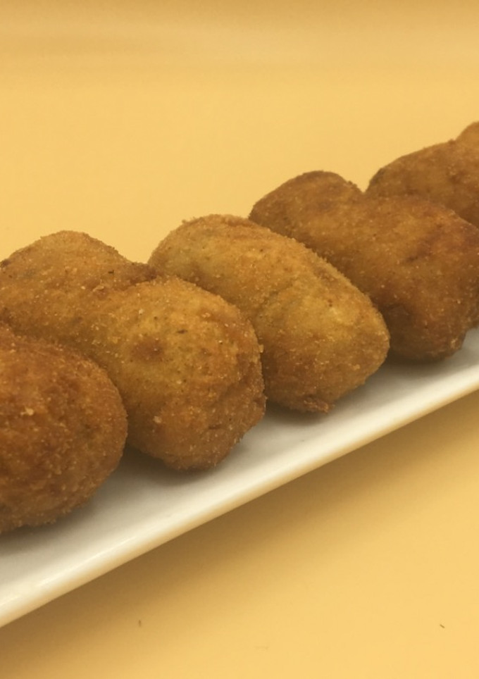Una foto de Croquetas hechas de la carne del cocido😋 con bechamel ligera Thermomix😜😜