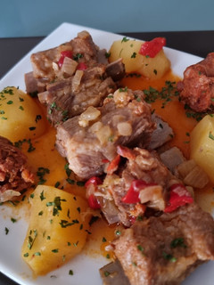 Una foto de Costillas de cerdo adobadas con chorizo picante y patatas