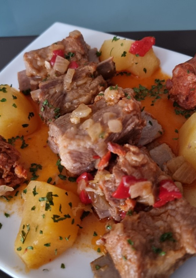 Una foto de Costillas de cerdo adobadas con chorizo picante y patatas