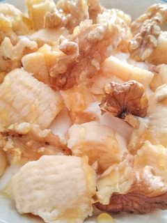 Una foto de Yogur griego con plátano, miel de naranjo y nueces