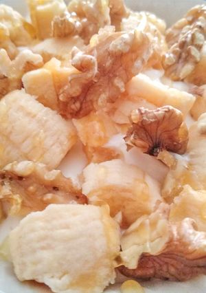 Una foto de Yogur griego con plátano, miel de naranjo y nueces