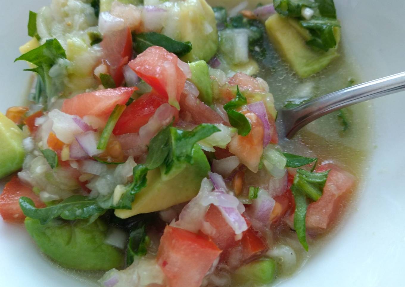 Ensalada de pepino, tomate y aguacate aliñada con agua de mar