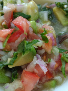 Una foto de Ensalada de pepino, tomate y aguacate aliñada con agua de mar