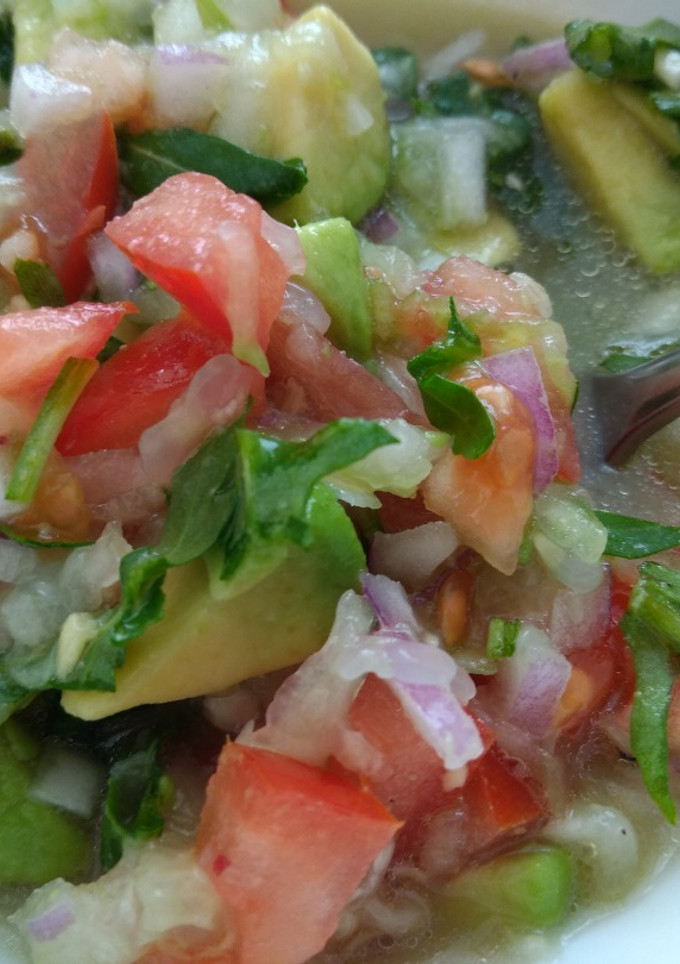 Una foto de Ensalada de pepino, tomate y aguacate aliñada con agua de mar