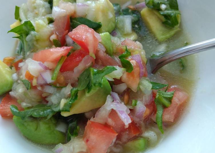 Ensalada fresca de pepino, tomate y aguacate aliñada con agua de mar