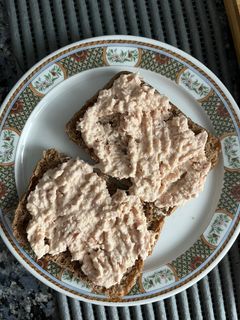 Una foto de Sándwich de atún y mayonesa 🍣🥪